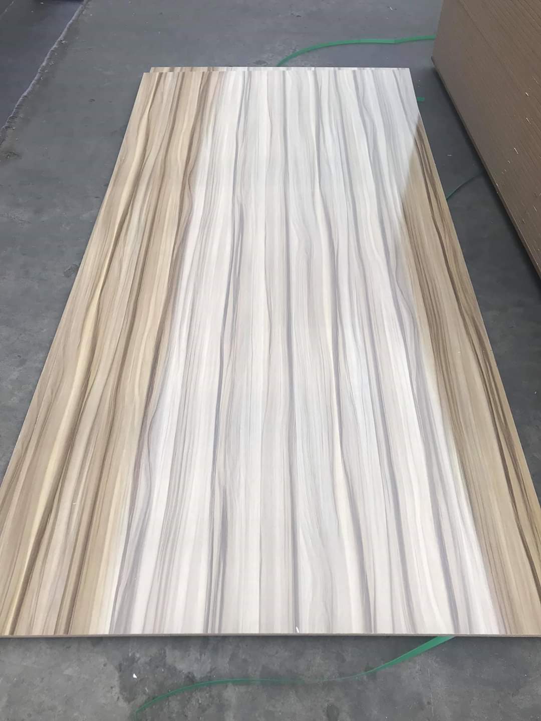 1220X2440MM Size HMR Melamine MDF for The Cabinets
